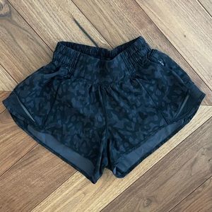 Lululemon Hotty Hot Low-Rise Lined Short 2.5"